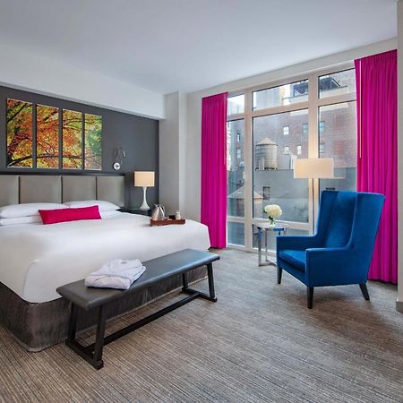 Royalton Park Avenue Hotel New York Kültér fotó A guest room at the Hotel Commonwealth