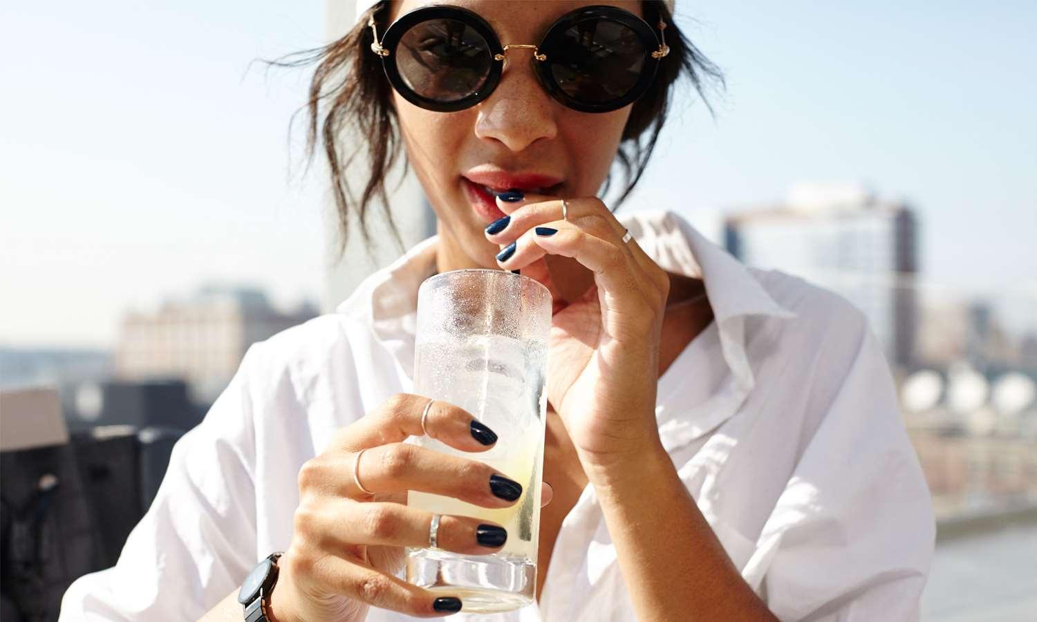 Royalton Park Avenue Hotel New York Kültér fotó A woman drinking a glass of water