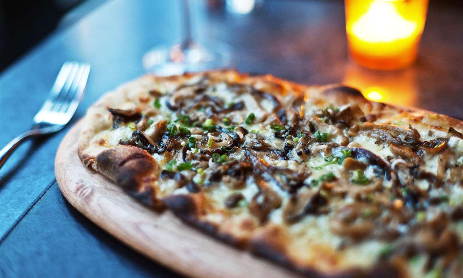 Royalton Park Avenue Hotel New York Kültér fotó A mushroom pizza