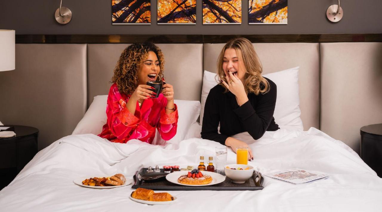 Royalton Park Avenue Hotel New York Kültér fotó Room service at a hotel