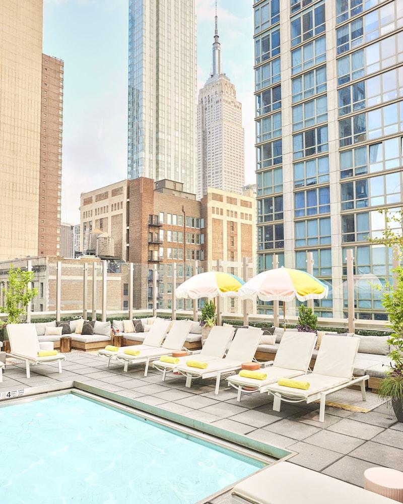 Royalton Park Avenue Hotel New York Kültér fotó Rooftop pool at the Standard East Village